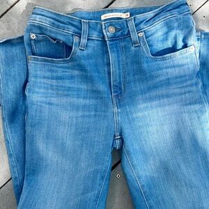 Levi’s Women's High Rise Bootcut Jeans in Medium Blue Wash size 28